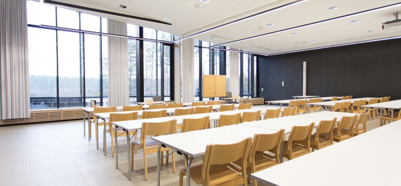 Rokuan leirikeskus sijaitsee Rokualla Saarisen järven rannalla, etäisyys Oulusta noin 81 km.
Päärakennus, koulutusrakennus, rantasauna. Pihapiirissä grillikatos rannalla. Iso piha-alue teltta-alueineen. Päärakennus on peruskorjattu ja koulutusrakennus ja rantasauna rakennettu 2014.
Kuva peruskorjauksen ja uusien rakennusten juuri valmistuttua syksyllä 2014.